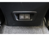 後部席へ乗車して携帯電話などを充電する時に前から配線を伸ばすとごちゃごちゃして邪魔になりがちですよね。そんな煩わしさを解消する後席側USBポート☆