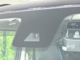 【三菱e-Assist】走行中に前方の車両等を認識し、衝突しそうな時は警報とブレーキで衝突回避と被害軽減をアシスト。より安全にドライブをお楽しみいただけます。