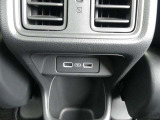 リアベンチレーション装備。後席用のUSBチャージャーも装備されています。