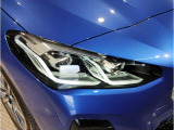 【LEDヘッドライト】先進のLEDテクノロジーを採用。放射される白色光の周波特性は太陽光に近く、バイキセノン・ヘッドライトを上回るコントラストで更に明るく輝きます!