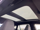 【ガラスルーフ】ガラスルーフ搭載で車内の解放感が一気にアップ!開放的なドライブをお楽しみいただけます。