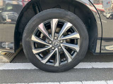 スポーティな印象を与える純正ホイールです。どこまでも走っていきたくなるようなデザインですね♪