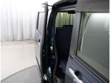 両側パワースライドドア付きだから、狭い駐車スペースなどでの 乗り降りラクラク!小さなお子さまのいるご家庭には嬉しい装備。