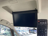 後席フリップダウンモニター装備。2、3rdシートに乗車の方がTV・DVDの視聴ができます