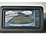 バックガイドモニター付き。車両後方の映像をナビ画面に表示し、駐車などの後退操作をサポートします。