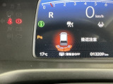 パーキングセンサーシステムは走行中に障害物が迫ると音と表示でお知らせ、低速走行時時の安心感を高めます