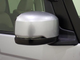 ドアミラーにウインカーが埋め込まれているため 遠くからの対向車にも意思が伝えることが出来ます