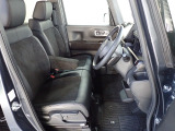 フロントシートはベンチシートです、運転席と助手席の移動が簡単です。真ん中にはアームレストも装備されています! また運転席シートの高さも調整できます。