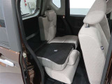 後席シートは分割可倒式で使い方いろいろです。