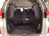 3列目シートを跳ね上げればラゲッジスペースを更に広く使えます。