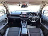 ダッシュボードやステアリング等に目立つ傷や色褪せなども無く、タバコや芳香剤なども匂いもなく綺麗なインテリアです。