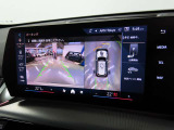 サラウンドビューカメラ。ガイドラインとパークディスタンスコントロールで安全に車庫入れ可能。