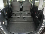 後部座席を倒すと広々とした荷室に早代わり!!大きなものもバッチリ入りますよ!!