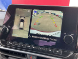 上から丸見えアラウンドビュー!車を真上から見下ろした様な映像を映し出すアラウンドビューモニター。これで車庫入れもラクラク。