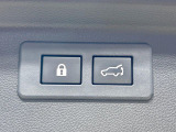 【パワーバックドア】スマートキーや運転席のボタンを押すだけでリアゲートが自動で開閉します!荷物を持っている時や、高い位置にあるバックドアを閉める際に便利な機能です♪