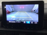 リバースギアに入れるだけで後方の表示へ切り替わります。夜間や雨の日の駐車も楽になりますよ。
