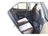 2列目シートも足元はゆったりしており快適にお座り頂けます!オットマンシート搭載で走行中も快適に過ごすことができます!