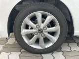 純正アルミホイール。タイヤサイズは155/65R14です。