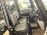 【ベンチシート】運転席と助手席の移動もスムーズ!狭い駐車場での乗り降りや、お子様の乗り降りにも便利です。座席の間にコンソールボックスやドリンクホルダーがないため、車内空間が広く感じます。