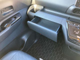 助手席上側には1つの収納があり使い勝手も良好です!