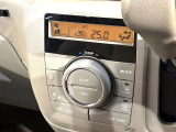 【オートエアコン】一度お好みの温度に設定すれば、車内の温度を検知し風量や温度を自動で調整。暑い&hellip;寒い&hellip;と何度もスイッチ操作をする必要はありません。快適な車内空間には必須の機能ですね♪