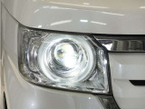 【LEDヘッドライト】省電力で、明るく遠くまで照らし、夜道や雨天などの走行の際、安心感を高めます。オートライト機構で周囲の明るさを感知し、自動で点灯、消灯します。
