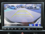 リバースギア連動のバックカメラが付いています。画面に鮮やかに写りますので夜間や雨の日も安心してバックできますね。人気装備の一つです。