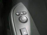 電動格納ミラー! スイッチひとつでミラーを畳めます。