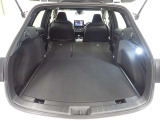 セカンドシートを倒すとさらに広々のラゲッジスペース