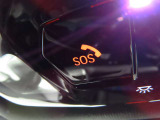 SOSコール/エアバックが展開するような深刻な事故において、自動でSOSコールを発信します。車内で急病人が出るような緊急時は、手動で発信可能です。