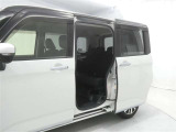 【両側パワースライドドア】両側パワースライドドア付きだから、狭い駐車スペースなどでの 乗り降りラクラク!小さなお子さまのいるご家庭には嬉しい装備。