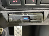 【ETC】有料道路を利用する際に料金所で停止することなく通過できる、ETC車載器(ノンストップ自動料金収受システム機器)が装備されています。セットアップを行うことで利用可能になります。