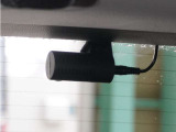 この車にはリアにもドライブレコーダーを装備しております◆映像・音声などを記録する自動車用の装置です。 もしもの事故の際の記録はもちろん、旅行の際の思い出としてドライブの映像を楽しむことができます。