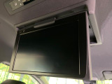【後席モニター】家族や友人とお出かけする機会が多い方に大人気の後席モニターを装備!見やすい位置に画面がありテレビやDVDの視聴も快適!友達もお子様も、後席にしか乗らなくなるかも??