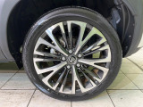 【純正18インチアルミホイール】外観にマッチした純正アルミホイールを装着しております。各種社外アルミホイールや、スタッドレスタイヤも取扱いしております。是非ご相談ください♪