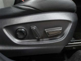 運転席はパワーシートなのでお好みのドライビングポジションに調整可能です♪