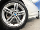 ●純正17インチアルミホイール:輸入車ならではの卓越した走りを支えるホイールと足回りです!日本車の走りに慣れている方にもぜひ体感して頂きたいほど、高いレベルでまとまっています!