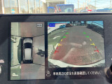 アラウンドビューモニターまるで車を真上から映したような映像で、前後左右の感覚が分かります♪車庫入れや駐車時に大活躍の機能です。