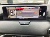 【360&deg;ビューモニター】  とても分かりやすい、クルマの上から見下ろしたような映像で、駐車サポートをしてくれます。