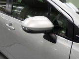 対向車や歩行者が認識しやすいサイドターンランプ付カラードドアミラー