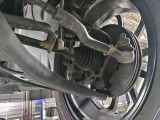 右前足回り。表面のサビは見受けられますが年式・走行距離を考えると問題の無い範囲かと思われます。別途有料となりますが被膜の厚い防錆コート施工致します。ご希望の際はご相談承ります。