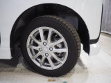 実車はアルミホイール組みのスタッドレスタイヤを装着、この車両には夏用タイヤが付属しています。もちろん夏冬交換のうえで納車も可能です。