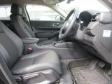 運転席、助手席ともに広々しています。また足元の広さだけでは無く、シートも大きめにしていますので体をしっかりと支え、長時間運転でも疲れが出にくい設計にしています。