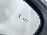 【ブラインドスポットモニター】走行中、ドアミラーの死角になりやすい箇所に後続車が接近するとサイドミラーのレンズに警告を表示!ドライバーに注意喚起をしてくれます。