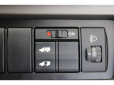 乗り降りラクラクな片側、パワースライドドアが装備されてます。運転席からもリモート操作が可能です。外からはリモコンキーで開閉することができます。巻き込み防止機能もありますので安心です。