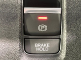 【電動パーキングブレーキ】パーキングブレーキは便利な電動式!ボタン一つで操作でき、アクセルを踏めば自動で解除されます♪レバーやペダルが無いので運転席廻りもすっきりしますね♪