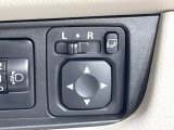 【電動格納ミラー】サイドミラーは電動格納式となっており、狭い駐車場でもキズがつくリスクを抑えられます。