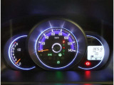 とっても見やすいメーターです。夜間時はラグジュアリーな気分にさせてくれる照明が魅力ですので、夜のドライブも楽しみになりますよ♪
