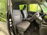 運転席まわりには十分なスペースがあり、大柄な方でもゆったり運転していただける環境です。