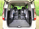 後席を格納すると、これだけの広さが!シーンに合わせたシートアレンジで、大きな荷物も積むことが出来ます♪